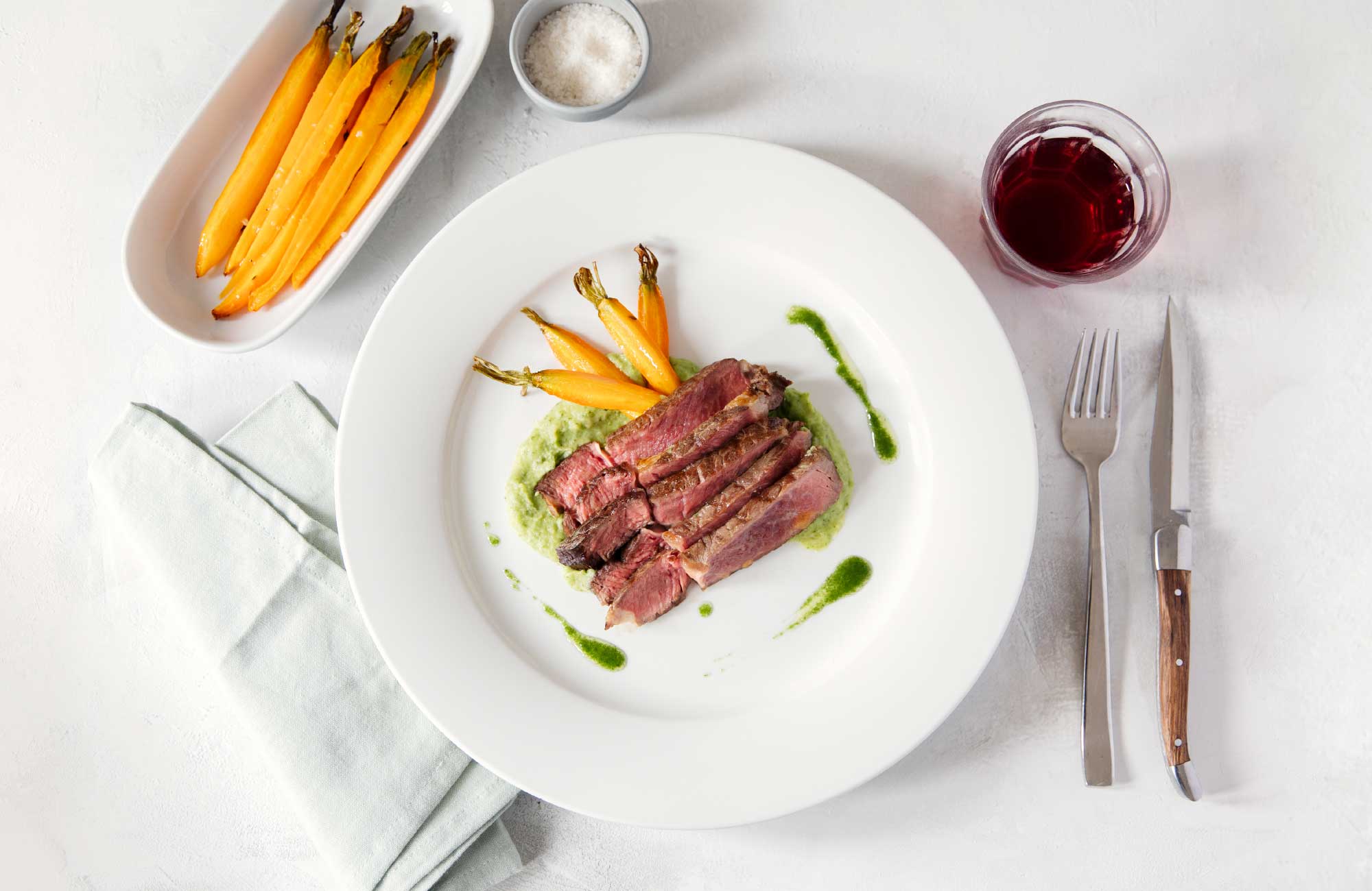 Ierse ribeye met aardappel-peterselie puree en bospeen