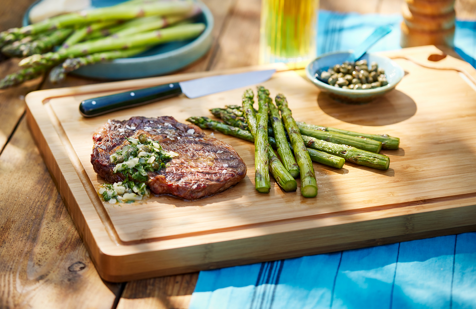 Ierse ribeye met groene asperges, bruine boter en kappertjes