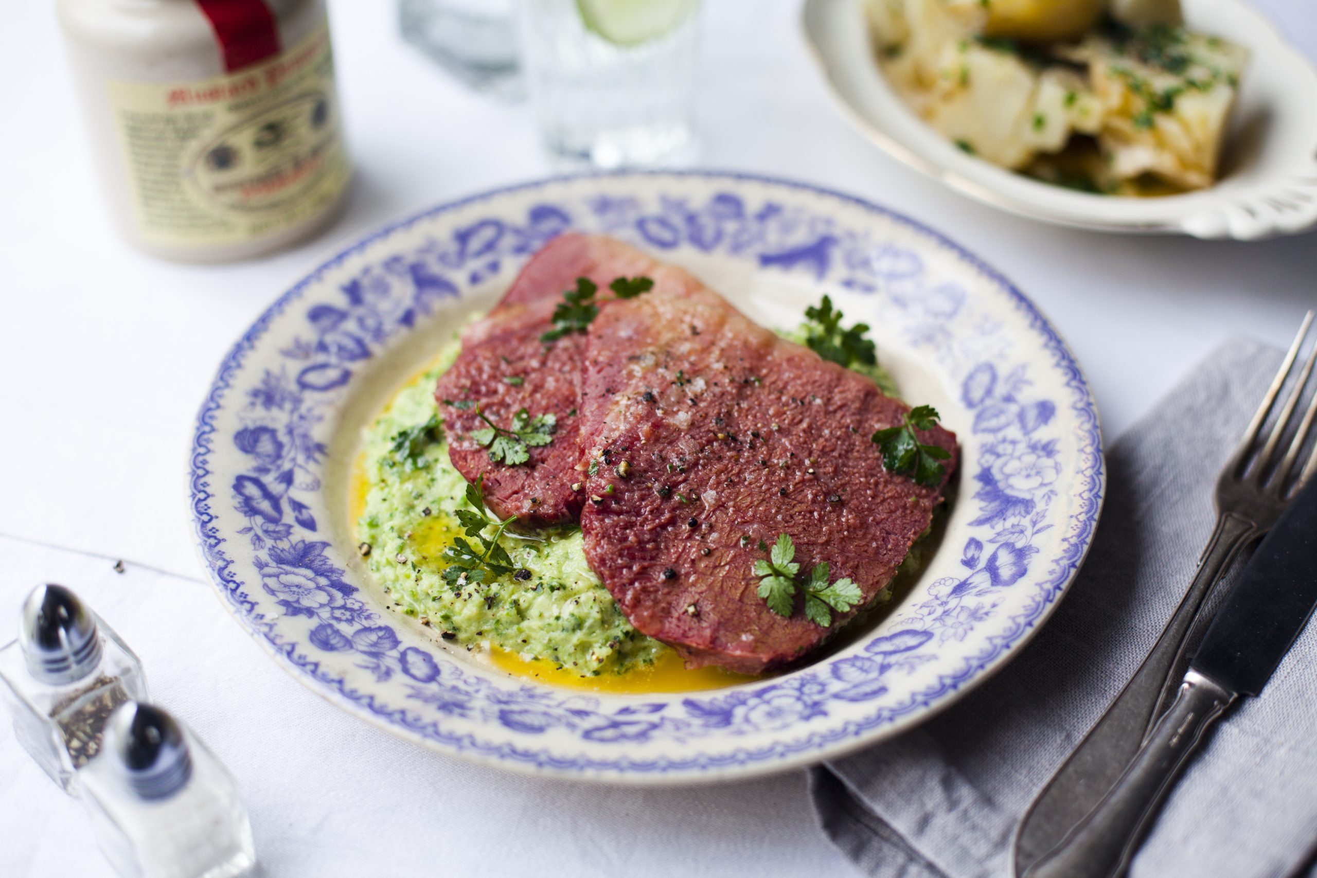 Corned beef met een puree van savooiekool en bloemige aardappels