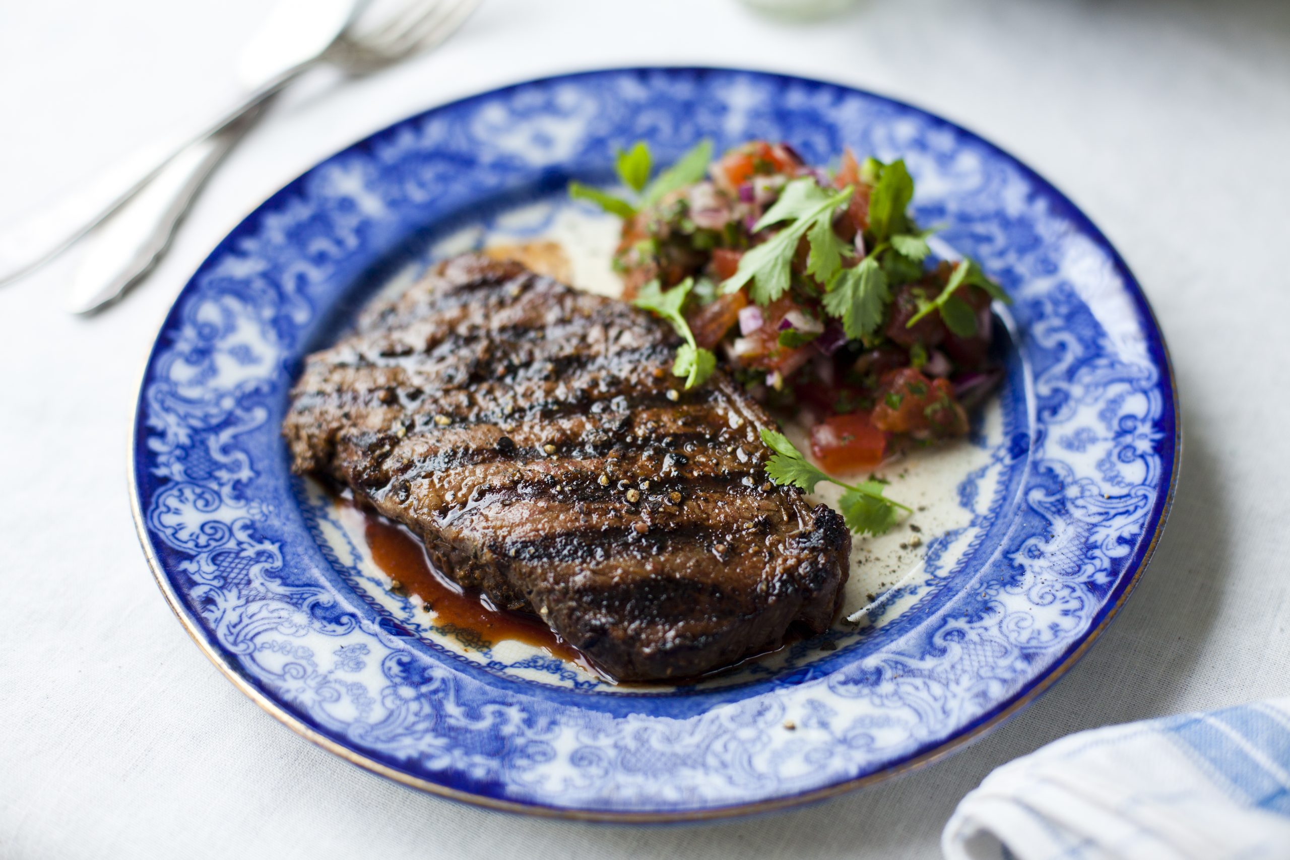 Citroen steaks met geroosterde tomatensalsa