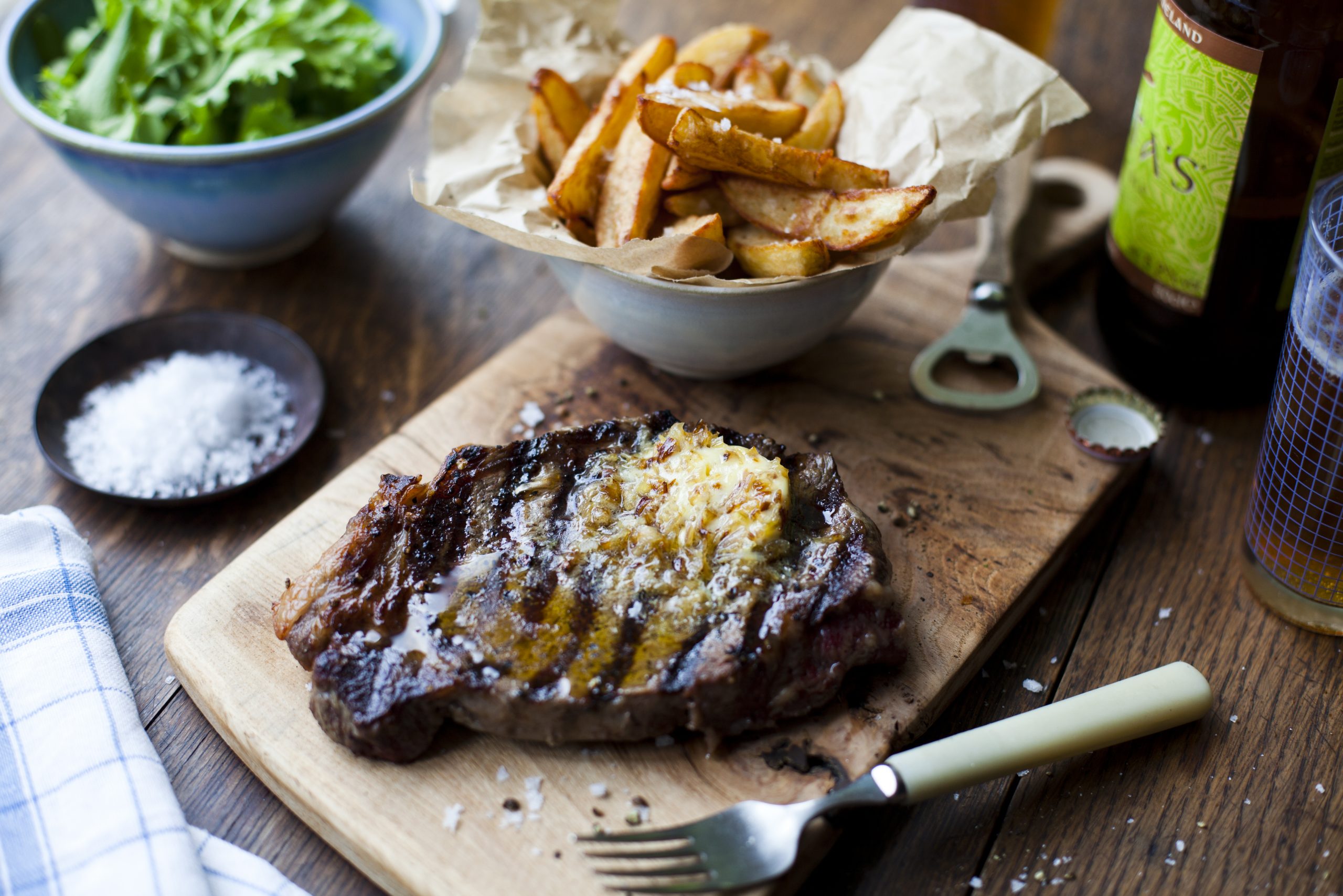 Entrecote met gekarameliseerde sjalot boter en frietjes