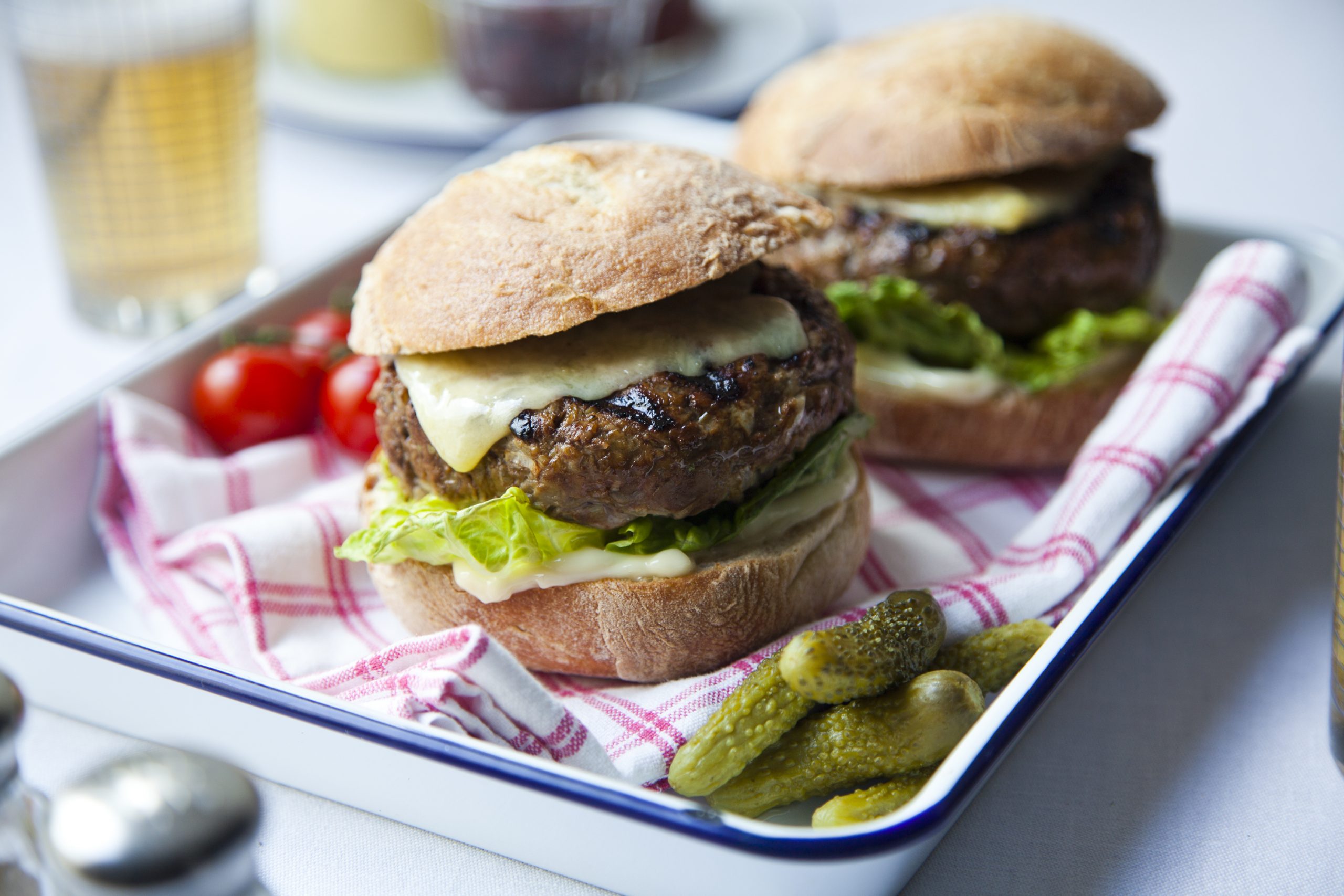 Ciabattabroodjes met fijngehakte bavette, uienmarmelade en Cheddar kaas