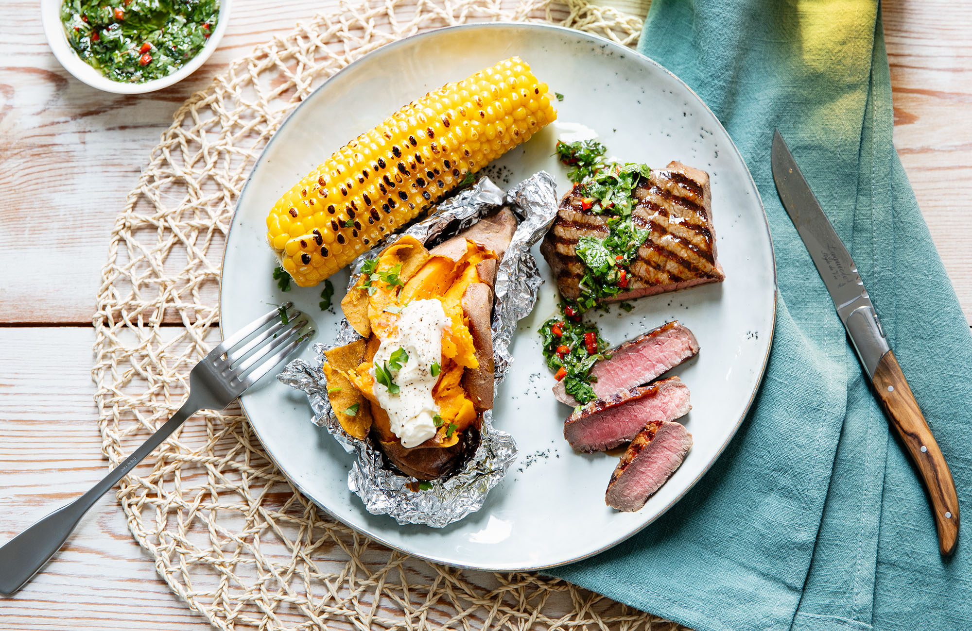 Gegrilde Ierse biefstuk met chimichurri, mais en zoete aardappel