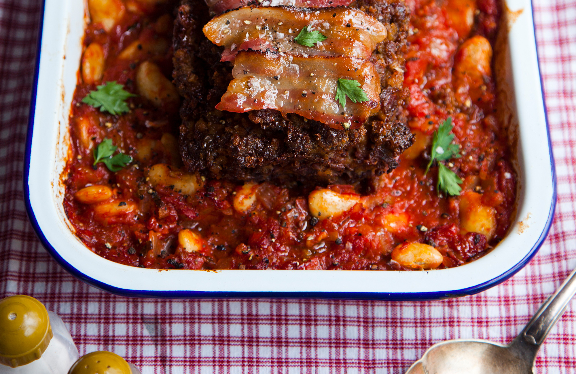 Gehaktbrood met boterbonen en tomaten