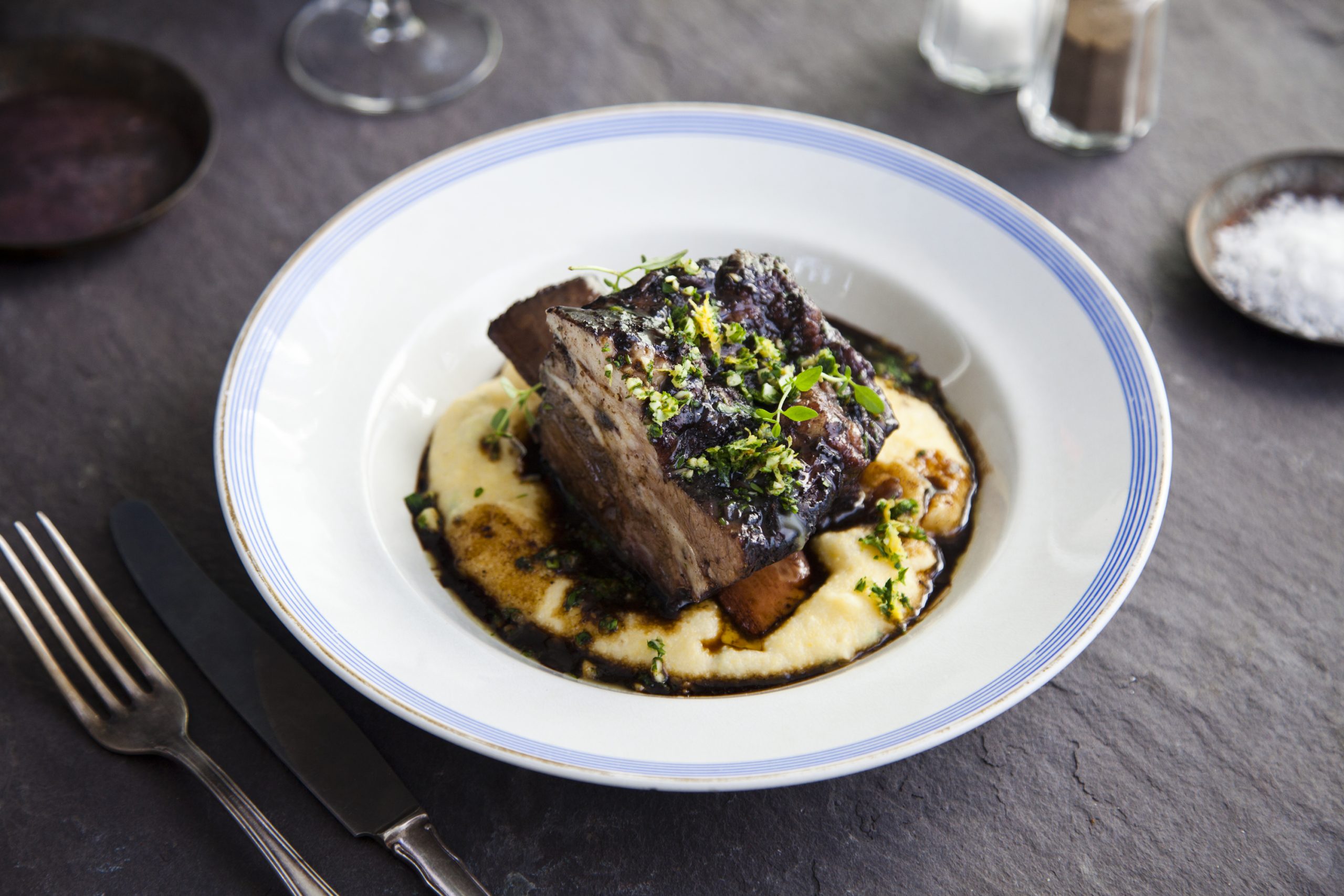 Gesmoorde runder short ribs met rode wijn en stroop