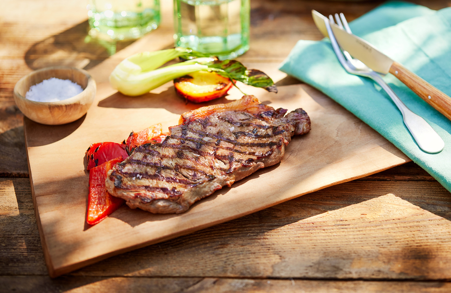 Ierse entrecote met gegrilde perziken en zoete puntpaprika