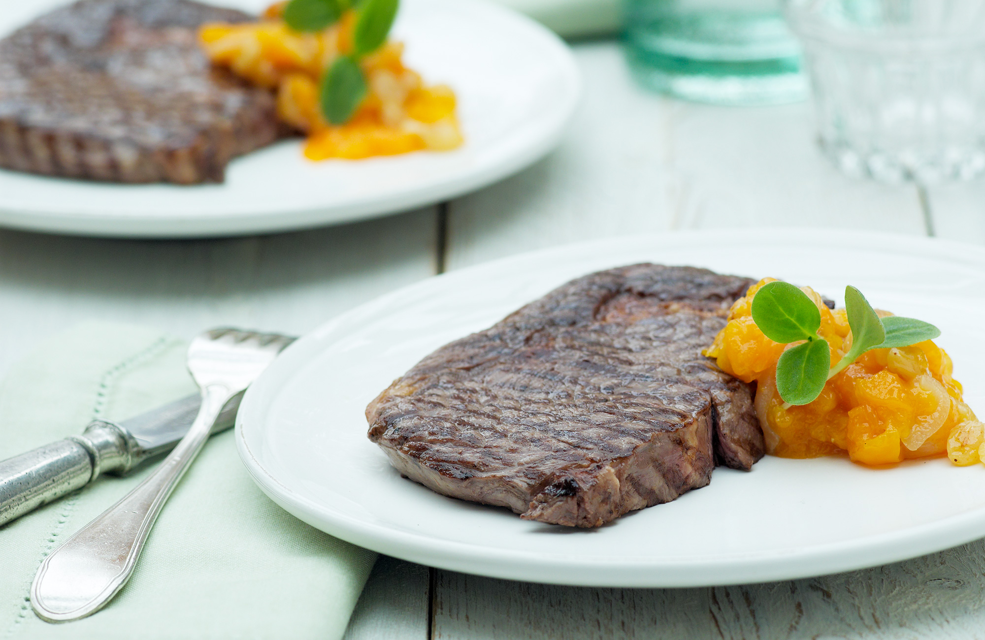 Ierse ribeye met abrikozen en rozijnenchutney