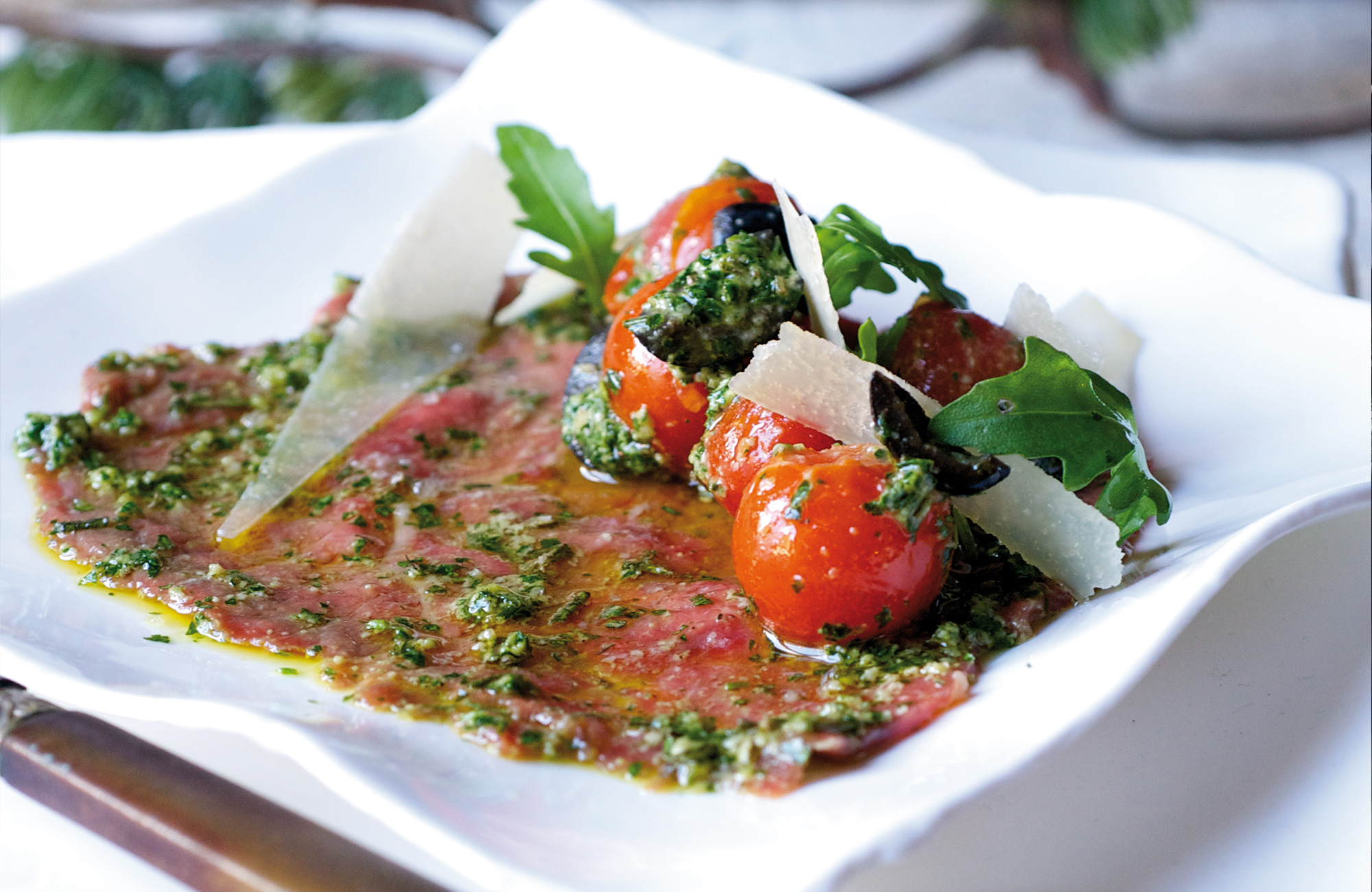 Ierse rundercarpaccio met tomaten in het zuur, pesto van rozemarijn en ansjovis