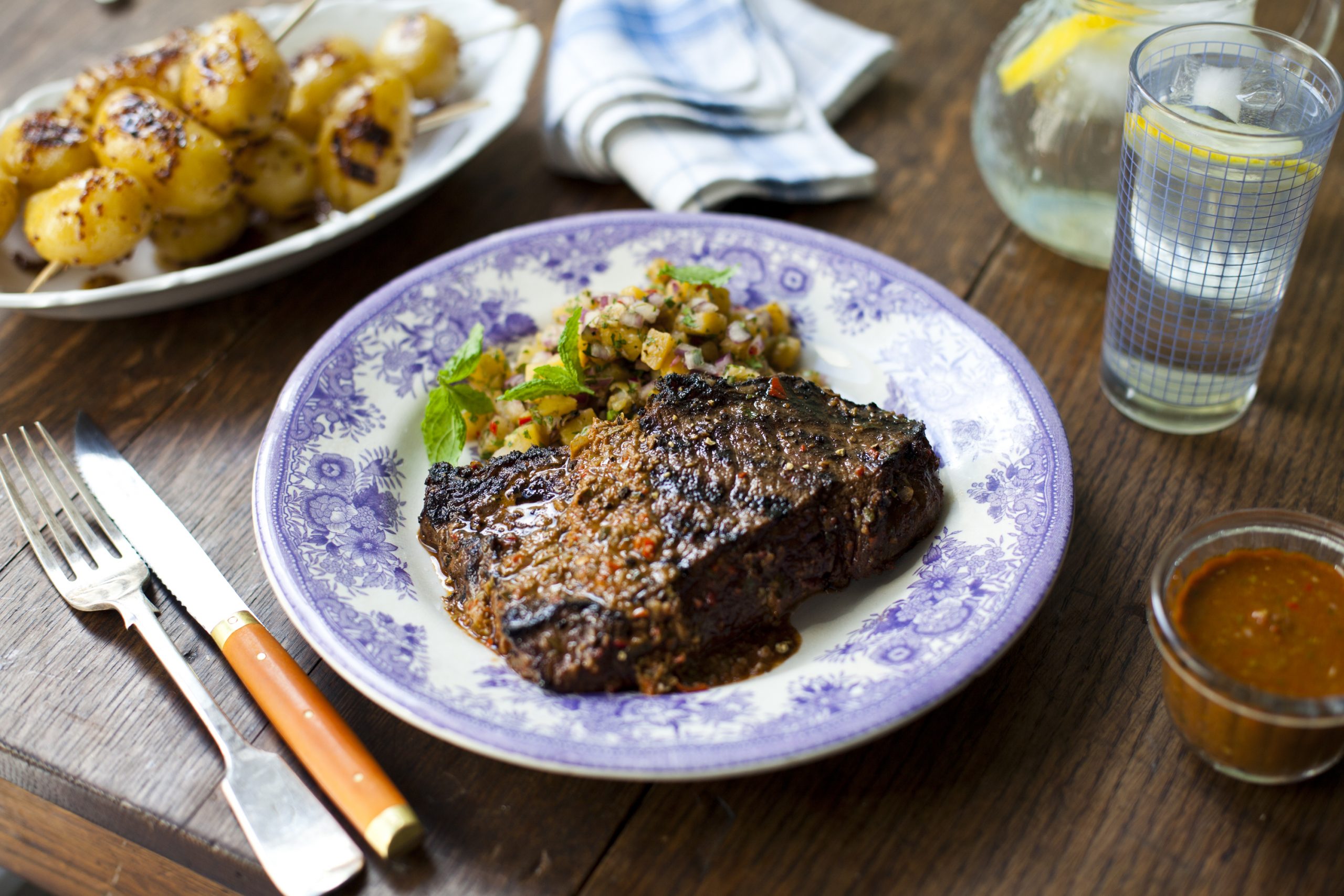 Jamaicaanse jerk steak met pittige ananas salsa