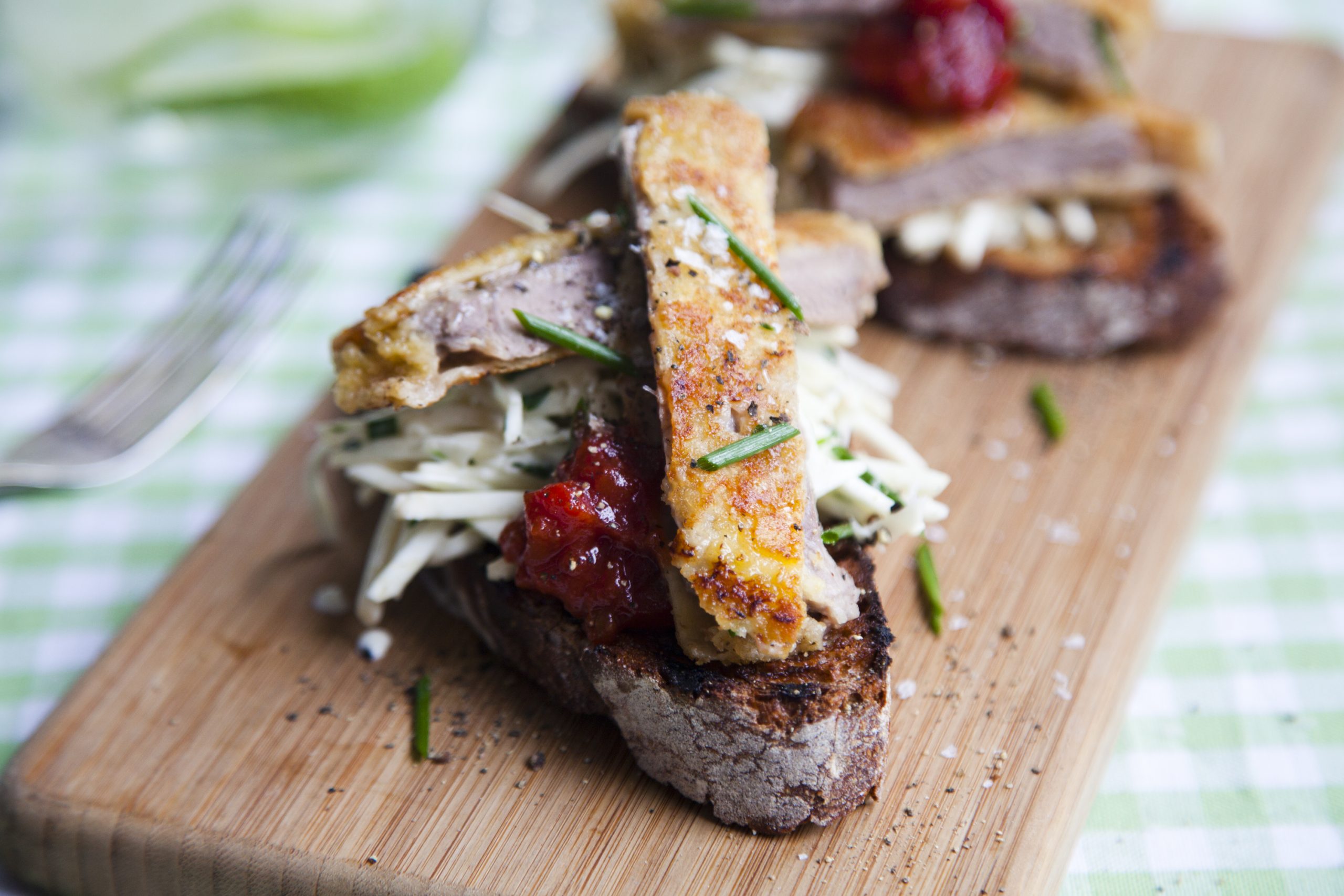 Knapperige runderschnitzel met selderijsalade