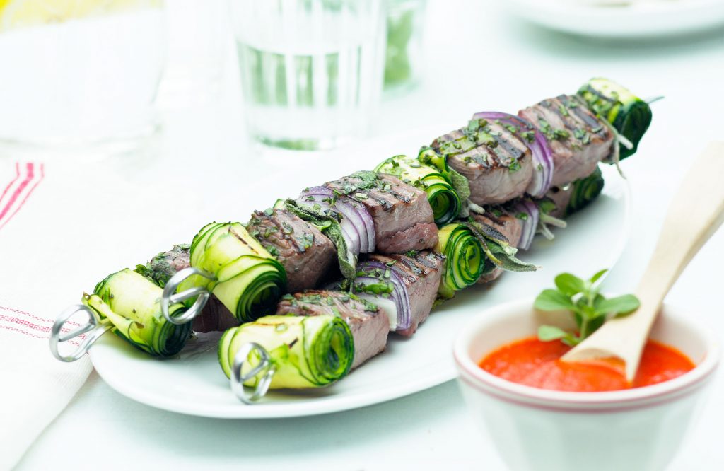 Ierse runderspiezen met salie en courgetterolletjes