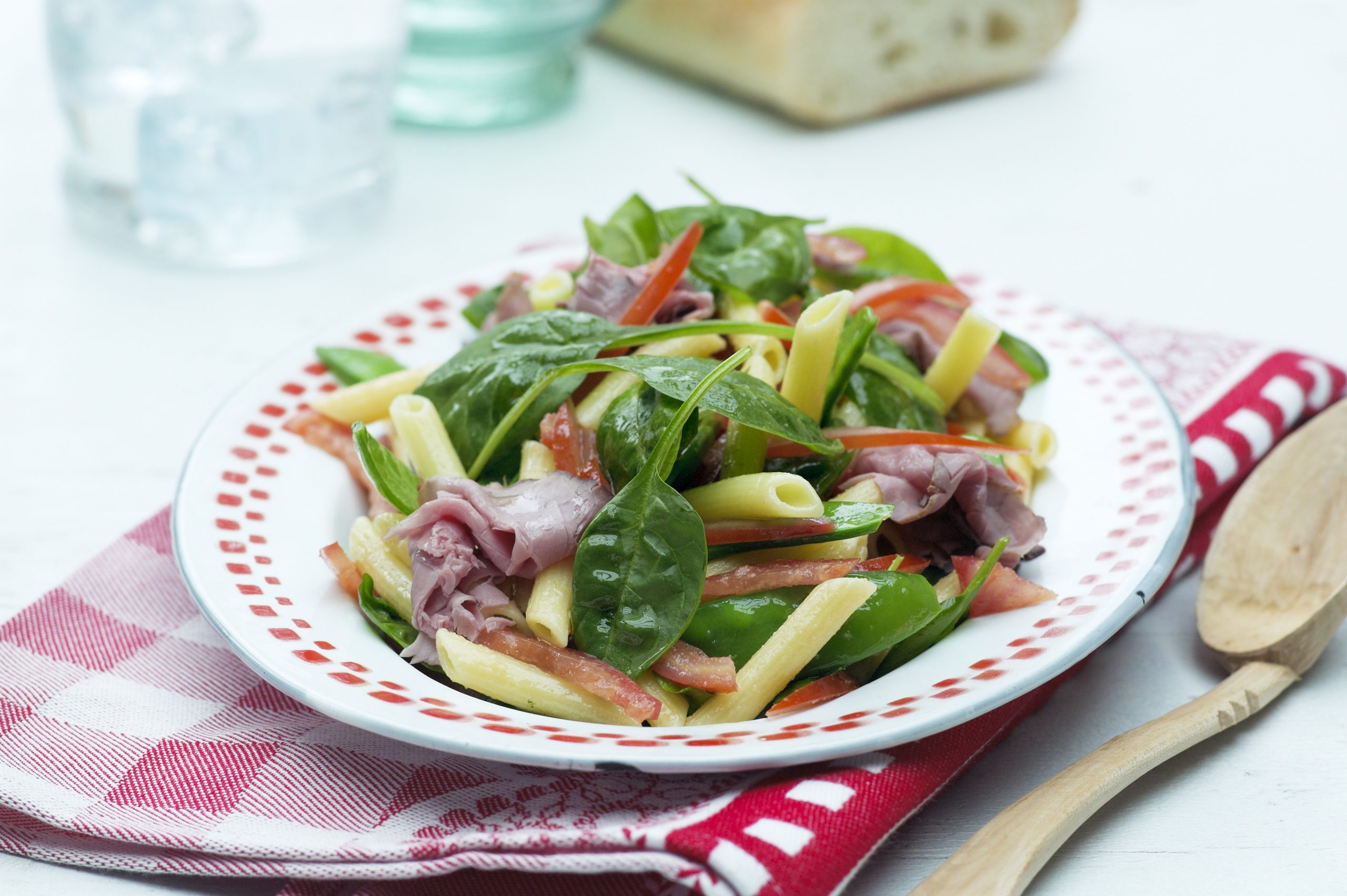 Pastasalade met peultjes en Ierse rosbief