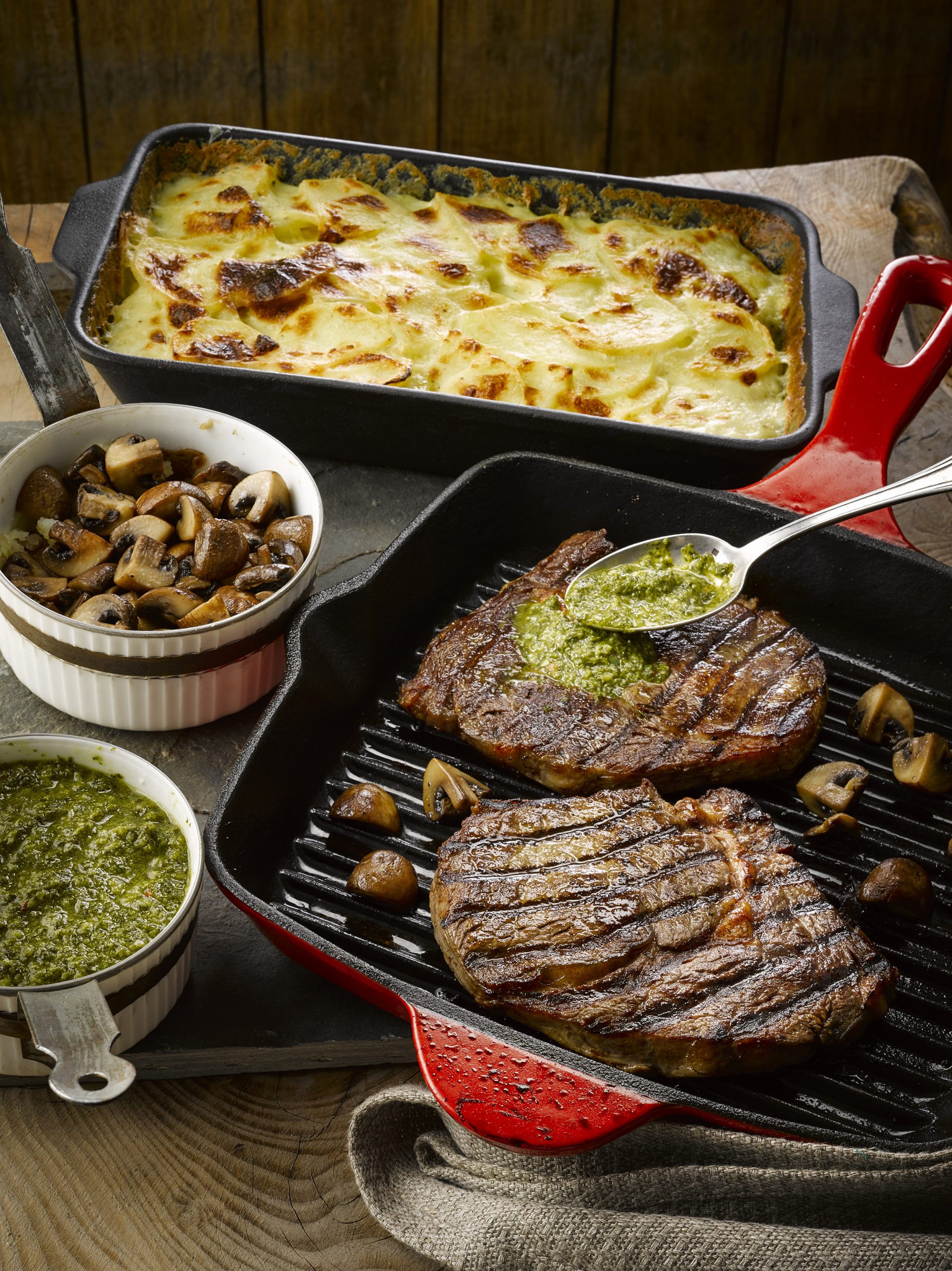 Ierse ribeye steaks met chimichurri saus en knoflook aardappelen