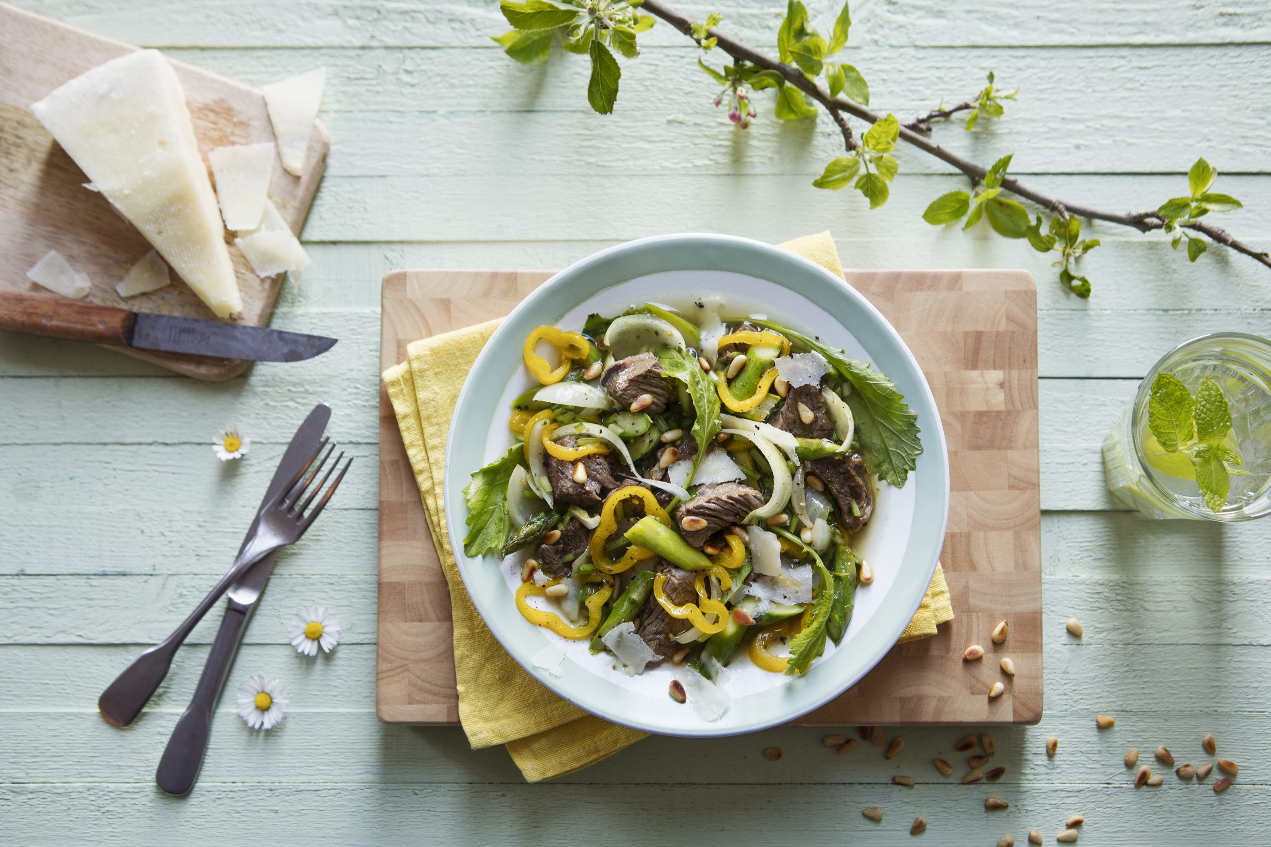 Stoof met Iers rundvlees, groene asperges, pecorino en raapstelen