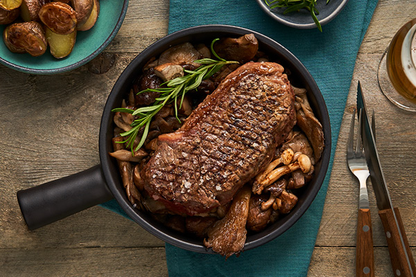 Gegrilde Ierse entrecote met paddestoelenmix en aardappeltjes