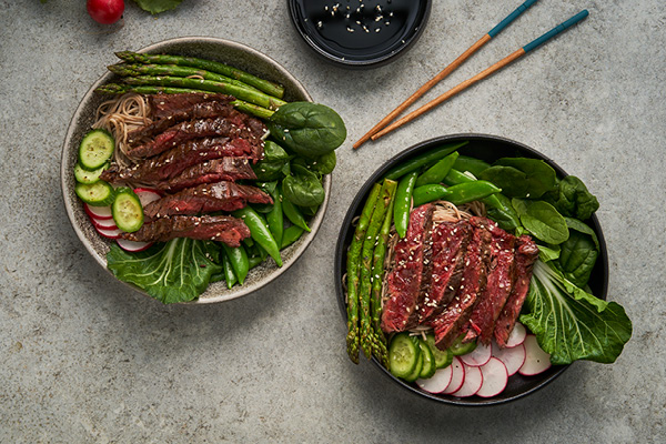 Ierse bavette teriyaki bowl met noodles paksoi sugarsnaps en babyspinazie