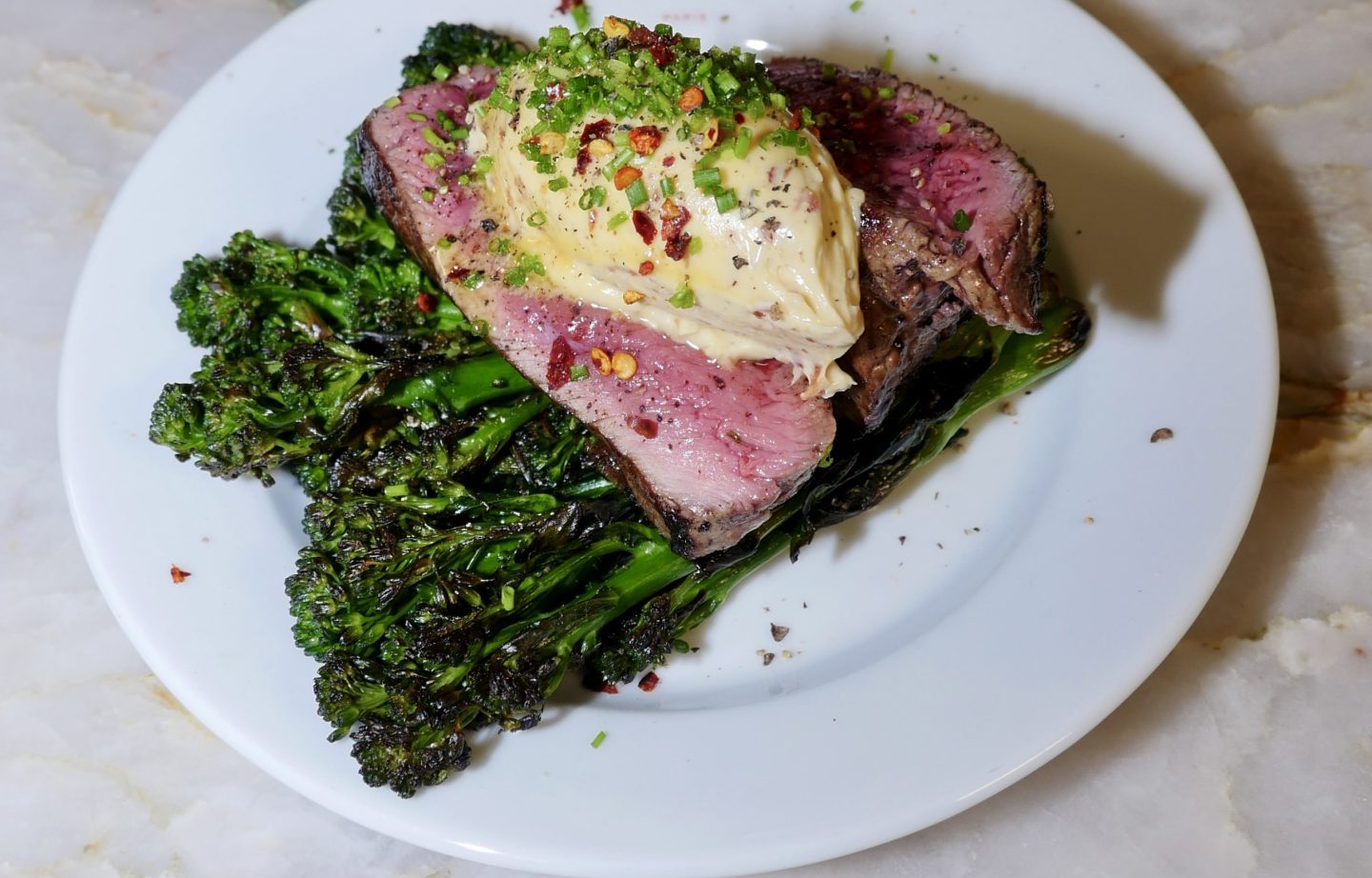 Ierse biefstuk met maple-baconboter en bimi
