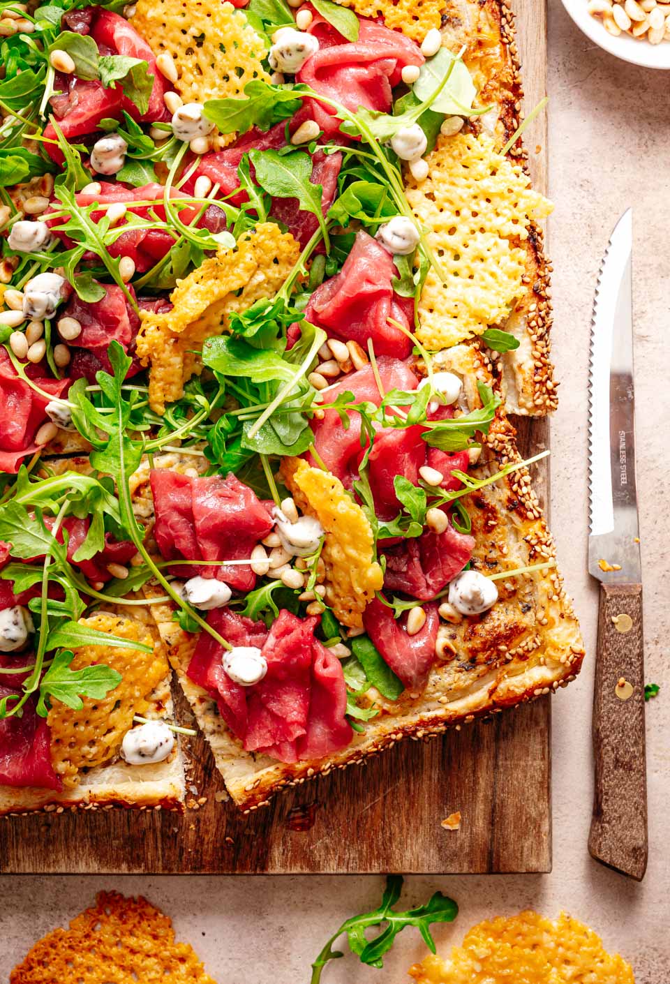 Plaattaart met carpaccio