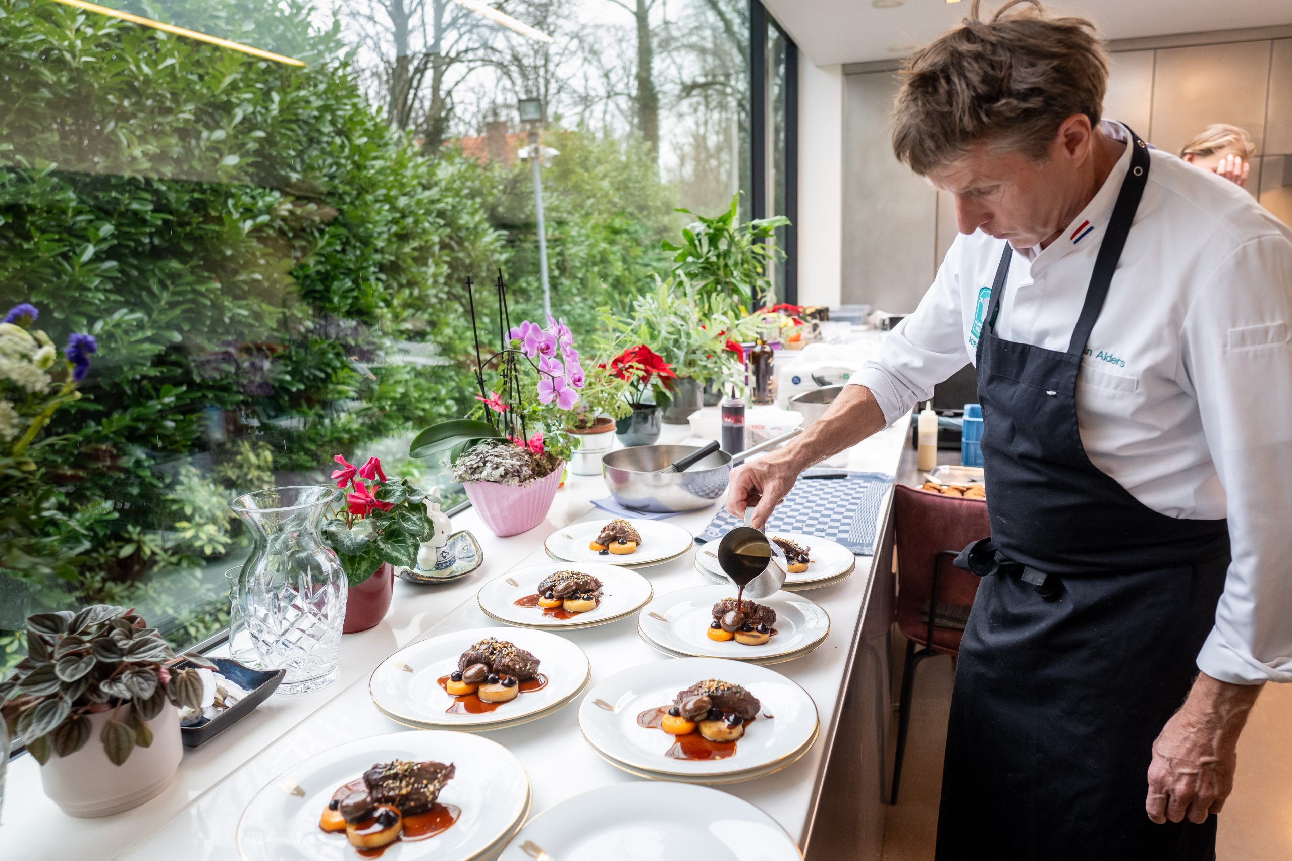 Mensen aan het dineren op de achtergrond, met een Bord Bia-banner op de voorgrond.